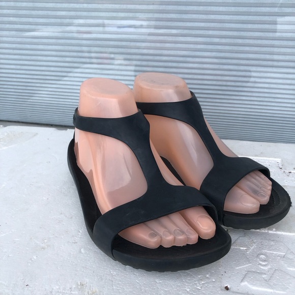 Crocs Women’s Black Rubber Slip On Gladiator Comfort Sandals Size W7 - Picture 5 of 13